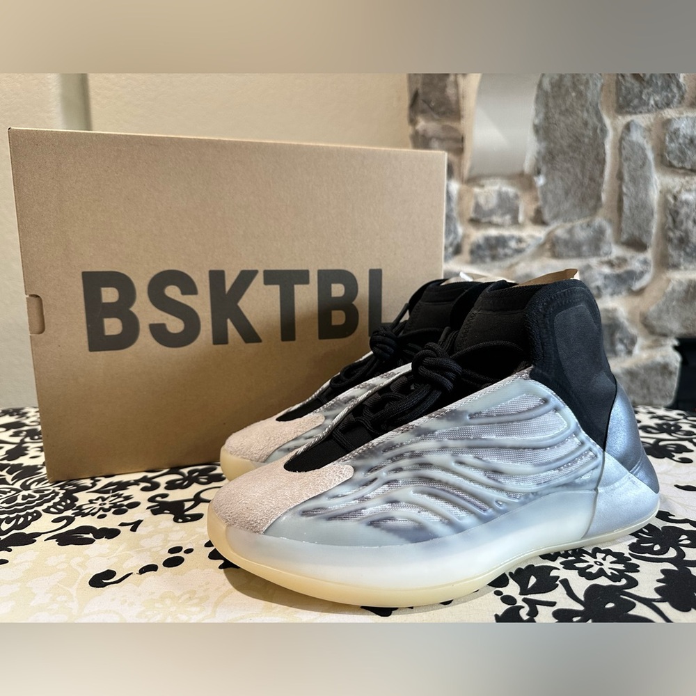 Adidas Yeezy Basketball Quantum Sneakers